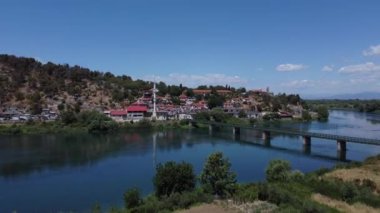 Kuzey Arnavutluk 'un küçük bir kenti olan Şkoder' deki kalenin, kalenin ve savunma duvarlarının hava görüntülerini eğiyoruz.
