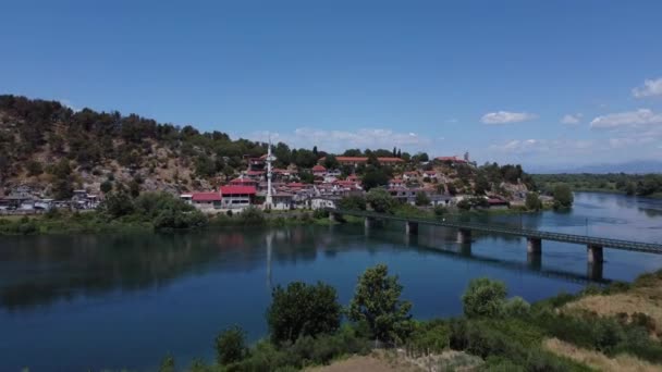 アルバニア北部の小さな都市ショコダーの要塞、城、防衛壁の遺跡の空中映像を傾ける — ストック動画