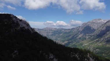 Arnavutluk 'un dağlı güzel manzarası