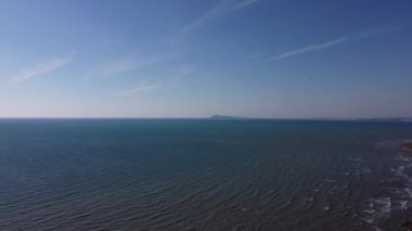 Güzel bir manzara, denizin kumlu sahilinde bir dalga akıyor, yakın plan.