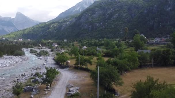 Espuma de água do rio e salpicos em falésias de montanhas alpinas em Theth, Albânia — Vídeo de Stock