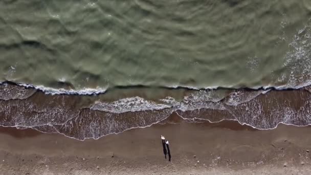 Sabahın erken saatlerinde güneş yatakları ve şemsiyelerle Durres kumlu plajına hava manzarası — Stok video