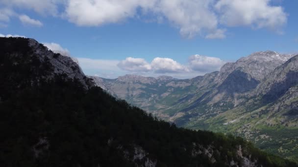 Hermoso paisaje en Albania con montañas — Vídeos de Stock