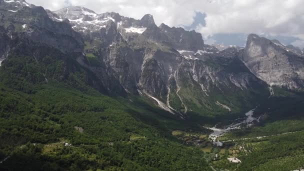 Belles montagnes dans les Alpes albanaises, theth parc national — Video