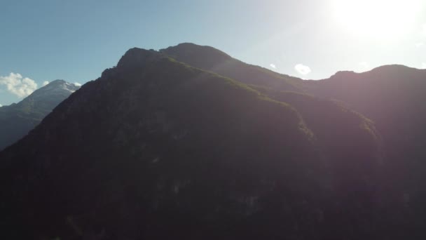 阿尔巴尼亚第20国家公园。日出时阿尔卑斯山脉的空中景观。飞过绿树俯瞰着Thethi村和雄伟的群山。阿尔巴尼亚被诅咒的山脉Prokletije — 图库视频影像