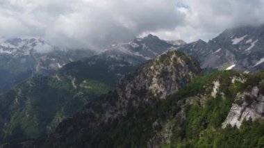 Arnavutluk Alplerinde yaz günü dağlarda inanılmaz manzaralar, güzel dağ sıralarının sabah manzarası.