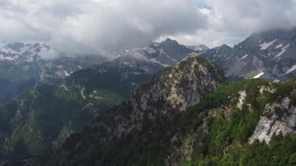 Vista incredibile nelle Alpi albanesi giorno estati in Albania in montagna, vista mattutina di bella catena montuosa. — Video Stock