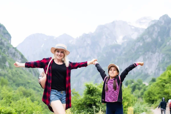 Arnavutluk dağlarında turistler var.