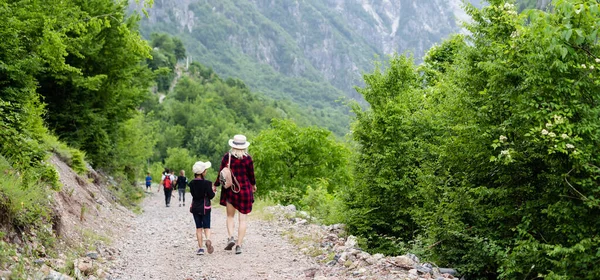 Tourists in the mountains of albania, theth — Stock Photo, Image