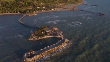 Arnavutluk 'un Durres kenti yakınlarındaki Adriyatik denizinde dalgalar. Boşluğu kopyala, arkaplan