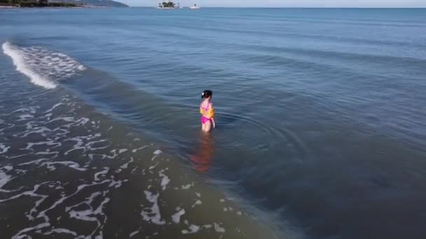 Kind spelen in de buurt van het water op het strand Zomer avond tijd. blank klein meisje besteedt tijd op het strand — Stockvideo