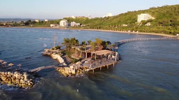 Onde sul mare Adriatico vicino a Durazzo, Albania. Copia spazio, sfondo — Video Stock