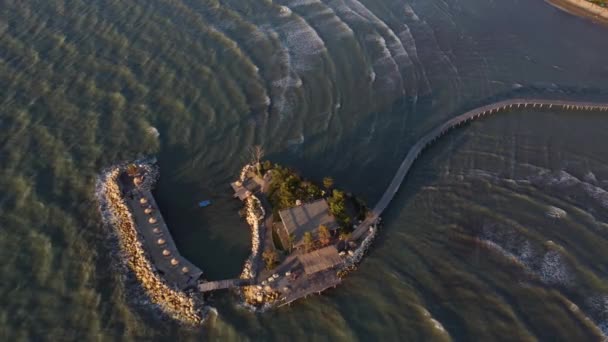 Arnavutluk 'un Durres kenti yakınlarındaki Adriyatik denizinde dalgalar. Boşluğu kopyala, arkaplan — Stok video