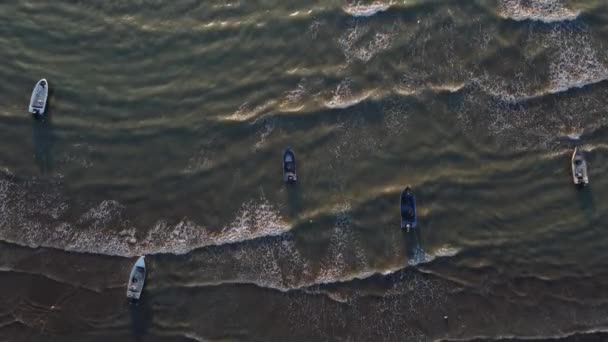 Bovenaanzicht van textuur golven zandstrand. — Stockvideo