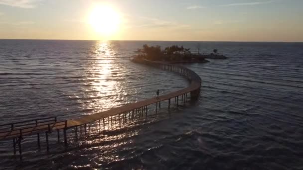 Puesta de sol sobre el mar Adriático. Vista desde Karpen beach, Golem, Durres, Albania. Puesta de sol con playa. — Vídeo de stock