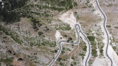 Arnavutluk 'taki Llogara geçidinde dağlarda yol.