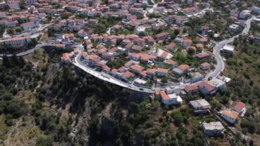 Kıyı köyü ve Dhermi Arnavutluk plajının havadan çekilmiş fotoğrafı