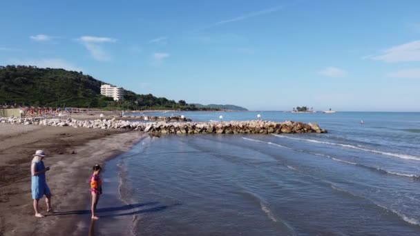 Meisje met een moeder aan zee — Stockvideo