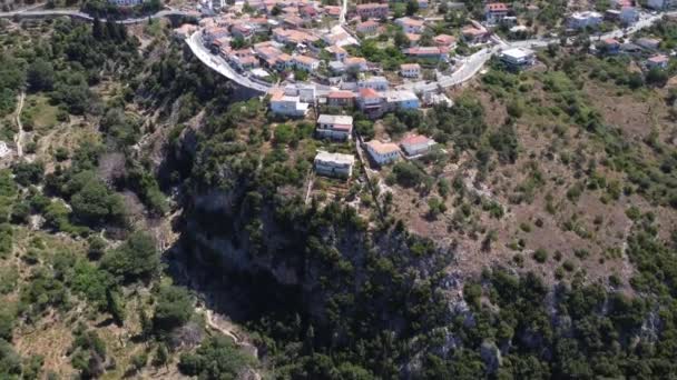 Luftaufnahme des Küstenortes und des Strandes von Dhermi Albanien — Stockvideo