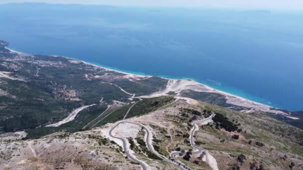 Arnavutluk 'taki Llogara geçidinde dağlarda yol. — Stok video