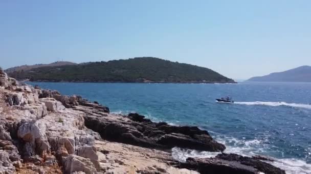 Bella costa del Sud Albania con colline e montagne sopra il mare azzurro — Video Stock