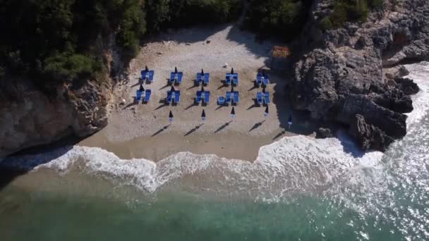 목가적 인 열대 해안선 풍경, 알바니아의 낙원 해변, 휴가, 휴일 컨셉트 — 비디오