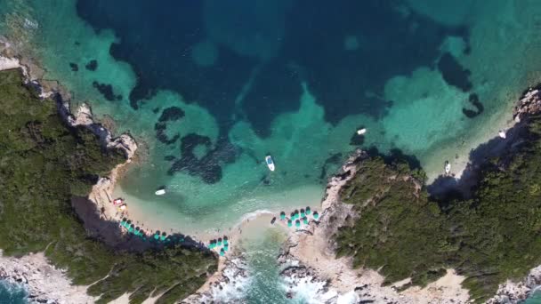 Idilliaca vista aerea sulla costa tropicale, spiaggia paradisiaca in Albania, vacanze, concetto di vacanza — Video Stock