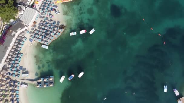 Bela paisagem marinha. Praia na costa do Mar Jónico na Albânia, Vista do drone — Vídeo de Stock