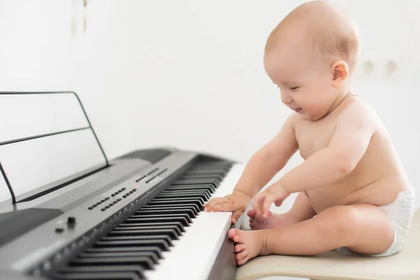 Småbarn pojke, spela piano hemma, barn lärande — Stockfoto