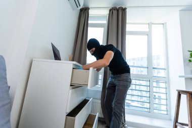 Issız bir eve zorla giren bir hırsız.