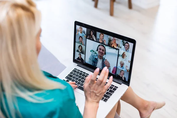 Nő birtoklás video chat -val kollégák az asztalnál az irodában, közelkép — Stock Fotó