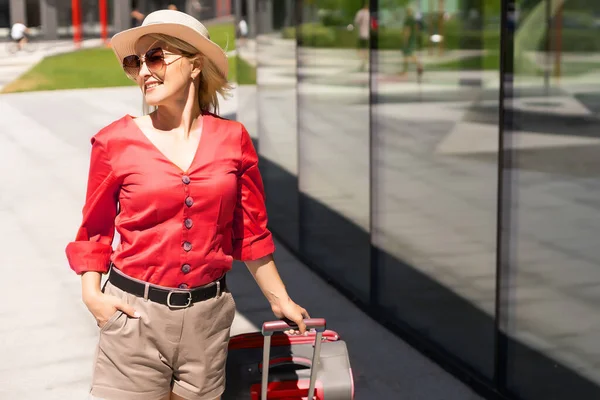 En ung kvinna med resväska. Stadsmiljö. — Stockfoto
