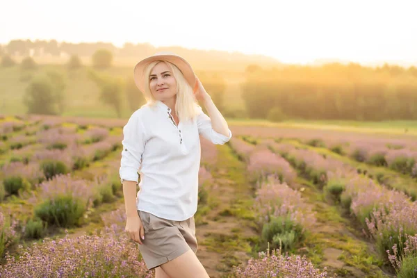 背景に日の出とラベンダー畑に立つ若い女性 — ストック写真