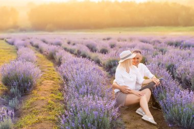 Lavanta tarlasında güzel bir çift