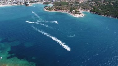 Jet Ski Turistlerinin Egzotik Adalı Egzotik Sahil Sahili Sahili 'nde Hızlanan Adam Üzerine Hava Görüntüsü. Ada. Ekstrem Sporlar. Tatil Turizmi Spor Çekim Cenneti. Macera Konsepti
