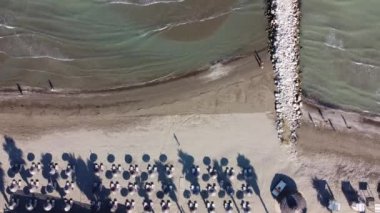 Arnavutluk 'ta kumsalda