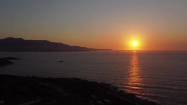 Gökyüzü manzarası, Arnavutluk 'taki cennet plajı, Ksamil, su koyundaki güzel ada, tatiller, tatil konsepti..
