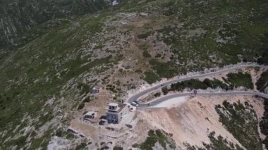 Arnavutluk 'taki Llogara geçidinde dağlarda yol.