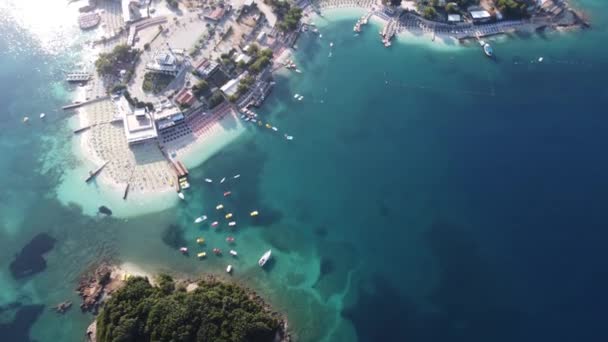 Idylliczny tropikalny widok z lotu ptaka, rajska plaża w Albanii, Ksamil, piękna wyspa w zatoce wodnej, wakacje, koncepcja wakacji. — Wideo stockowe