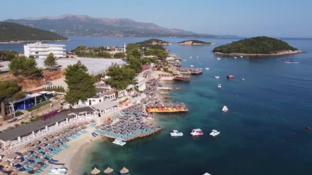 Hermosa costa del sur de Albania con colinas y montañas sobre el azul azul del mar — Vídeos de Stock