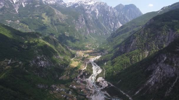 Belles montagnes dans les Alpes albanaises, theth parc national — Video