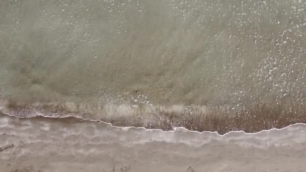 Vista superior de ondas de textura praia arenosa. — Vídeo de Stock