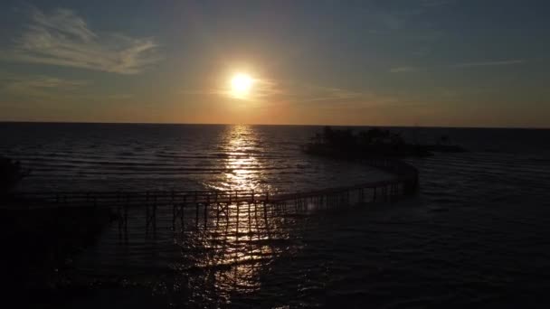 Naplemente az Adriai-tenger felett. Kilátás Karpen strandjáról, Golem, Durres, Albánia. Naplemente stranddal. — Stock videók