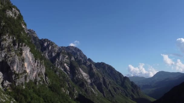 Parque Nacional Theth, Albania. Vista aérea de los alpes albaneses al amanecer. Volando sobre árboles verdes con vistas al pueblo de Thethi y majestuosas montañas. Las Montañas Malditas en Albania Prokletije — Vídeos de Stock