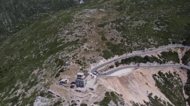 Route dans les montagnes sur le col de Llogara en Albanie. — Video