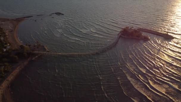 Naplemente az Adriai-tenger felett. Kilátás Karpen strandjáról, Golem, Durres, Albánia. Naplemente stranddal. — Stock videók