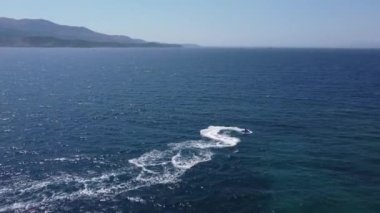 Jet Ski Turistlerinin Egzotik Adalı Egzotik Sahil Sahili Sahili 'nde Hızlanan Adam Üzerine Hava Görüntüsü. Ada. Ekstrem Sporlar. Tatil Turizmi Spor Çekim Cenneti. Macera Konsepti
