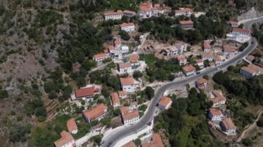 Kıyı köyü ve Dhermi Arnavutluk plajının havadan çekilmiş fotoğrafı