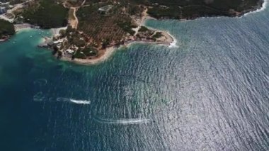 İlahi tropikal kıyı şeridi manzarası, Arnavutluk 'taki cennet plajı, tatiller, tatil konsepti