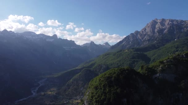 Hermosas montañas en los Alpes albaneses, el parque nacional — Vídeos de Stock